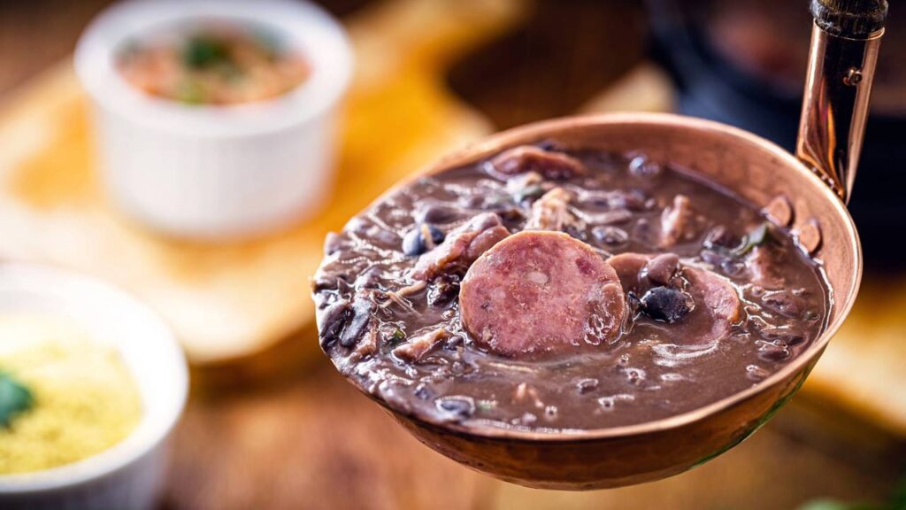 Como fazer a melhor feijoada do mundo com sabor intenso e preparo simples