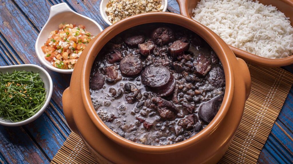 Você paga até 3 vezes mais pela feijoada pronta quando pode fazer em casa gastando menos e com mais sabor