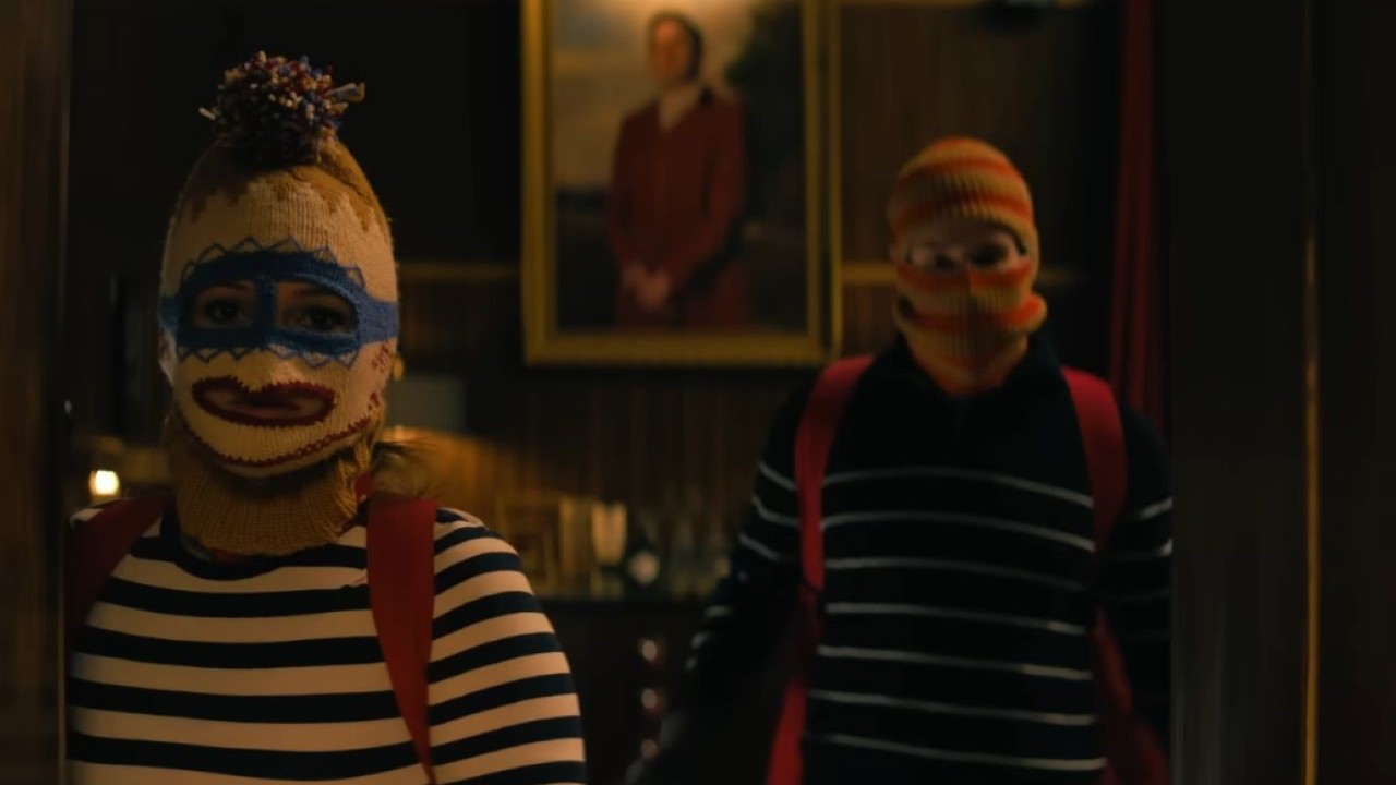 Novo filme de Natal da Netflix mistura festa de luxo, crime planejado e romance