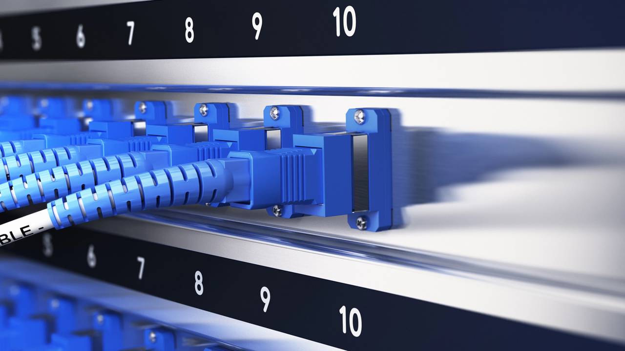 O caminho da fibra óptica desde os oceanos até o seu roteador