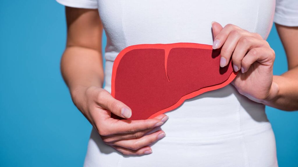 Conheça os alimentos que prejudicam o fígado e entenda como hábitos comuns podem afetar sua saúde sem você perceber