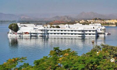 Palácio de mármore do século 18 virou hotel de luxo no meio de um lago na Índia