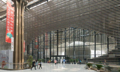 Em Tianjin, biblioteca futurista impressiona com estantes que chegam ao teto