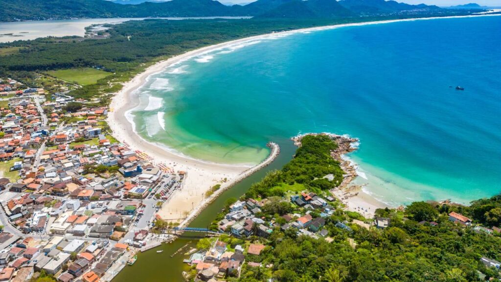 A ilha brasileira entre mares e montanhas que virou o sonho de muitos para viver bem