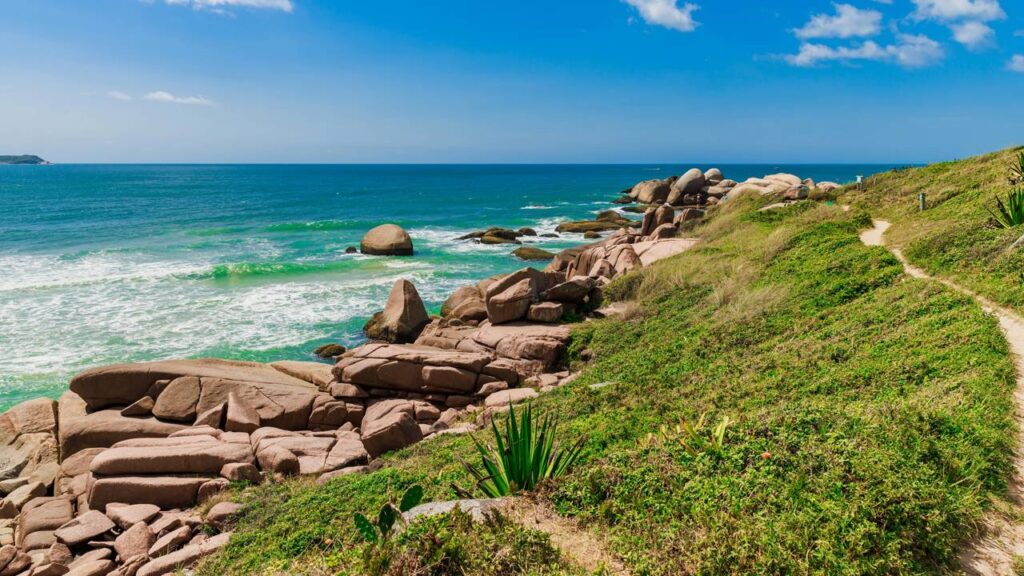 A ilha brasileira entre mares e montanhas que virou o sonho de muitos para viver bem