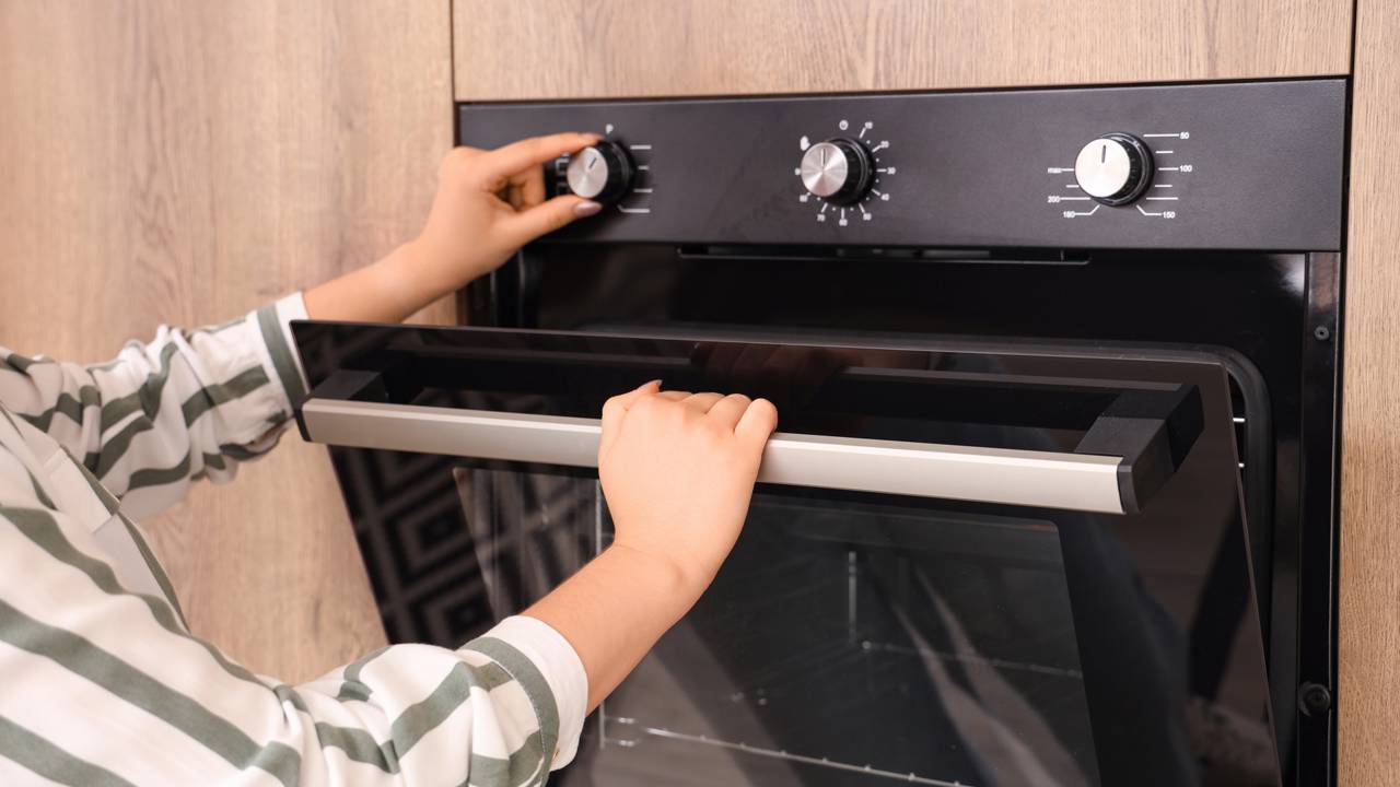 Aprenda o jeito certo de usar o forno elétrico com temperatura e tempo ideal
