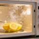 Como limpar micro-ondas com vapor de limão em minutos