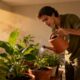 O que significa conversar com plantas enquanto rega na rotina doméstica
