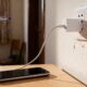 Carregador na tomada: risco invisível para seu celular e para sua casa