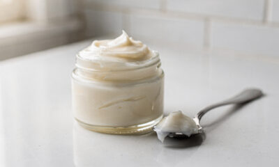 A mistura de bicarbonato de sódio com óleo de coco vem ganhando espaço como opção simples