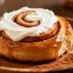 Esse Cinnamon Roll com cream cheese vai se tornar sua sobremesa preferida