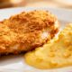 Essa receita fácil de frango empanado com creme de milho vai se tornar seu almoço favorito