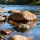 O motivo curioso que faz as pedras de rio ficarem mais redondas