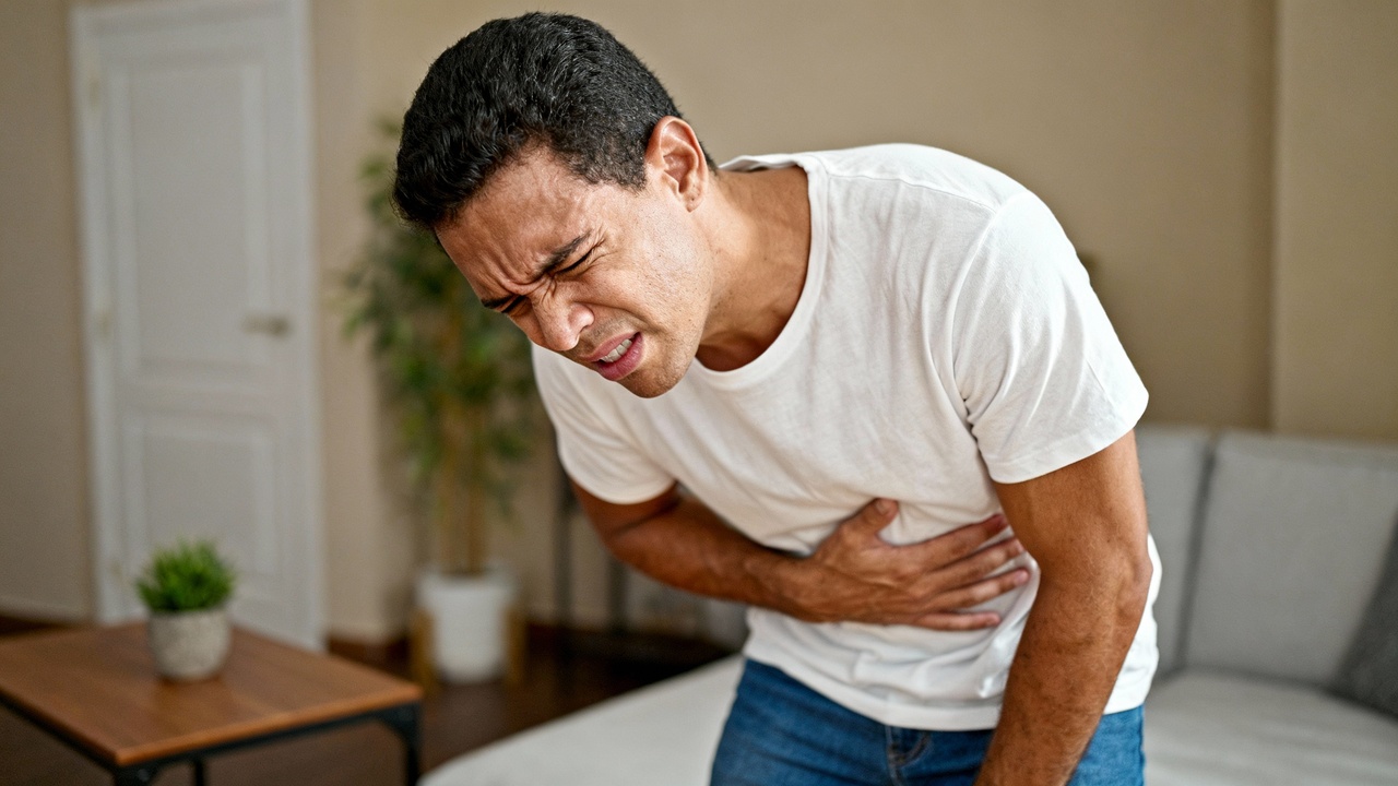 Dor forte no estômago repetida pode indicar um problema sério