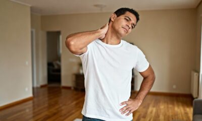 Se você estala o pescoço sempre, esse hábito pode trazer consequências