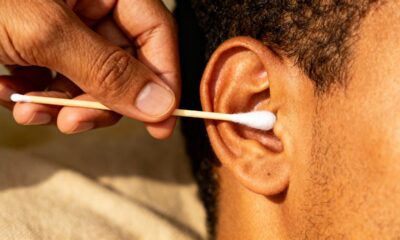 Insistir em usar cotonete pode piorar a saúde do seu ouvido