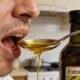Adeus receitas milagrosas: essa colher de azeite em jejum pode não ser o segredo de saúde que estão dizendo