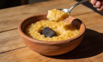 Angu com caroço ilustrando a origem do ditado popular brasileiro “tem caroço nesse angu”, associado à suspeita e desconfiança.