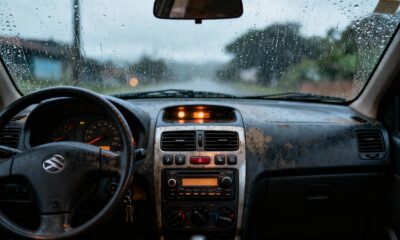 Símbolos do painel do carro indicando limpador de para-brisa, faróis e desembaçador.