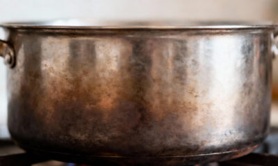 O que significa quando a panela escurece rápido no fundo