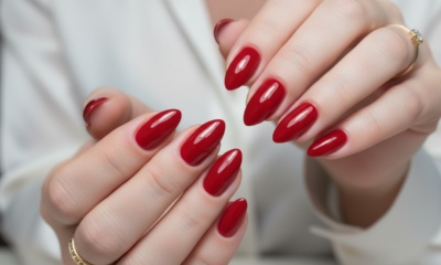 Conheça a combinação de luxo das unhas vermelhas de Natal que é tendência absoluta