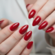 Conheça a combinação de luxo das unhas vermelhas de Natal que é tendência absoluta