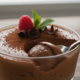 Com apenas 4 ingredientes você pode fazer o melhor mousse de chocolate da sua vida