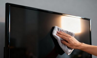O método de 5 passos para você limpar o pó da TV sem manchas