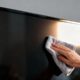 O método de 5 passos para você limpar o pó da TV sem manchas