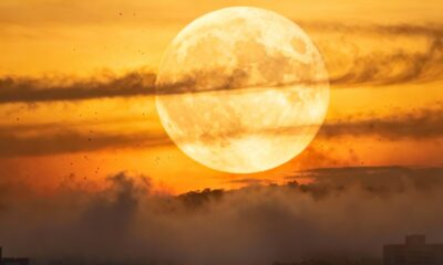 O fenômeno que faz a lua parecer mudar de cor a cada estação e transformar a paisagem