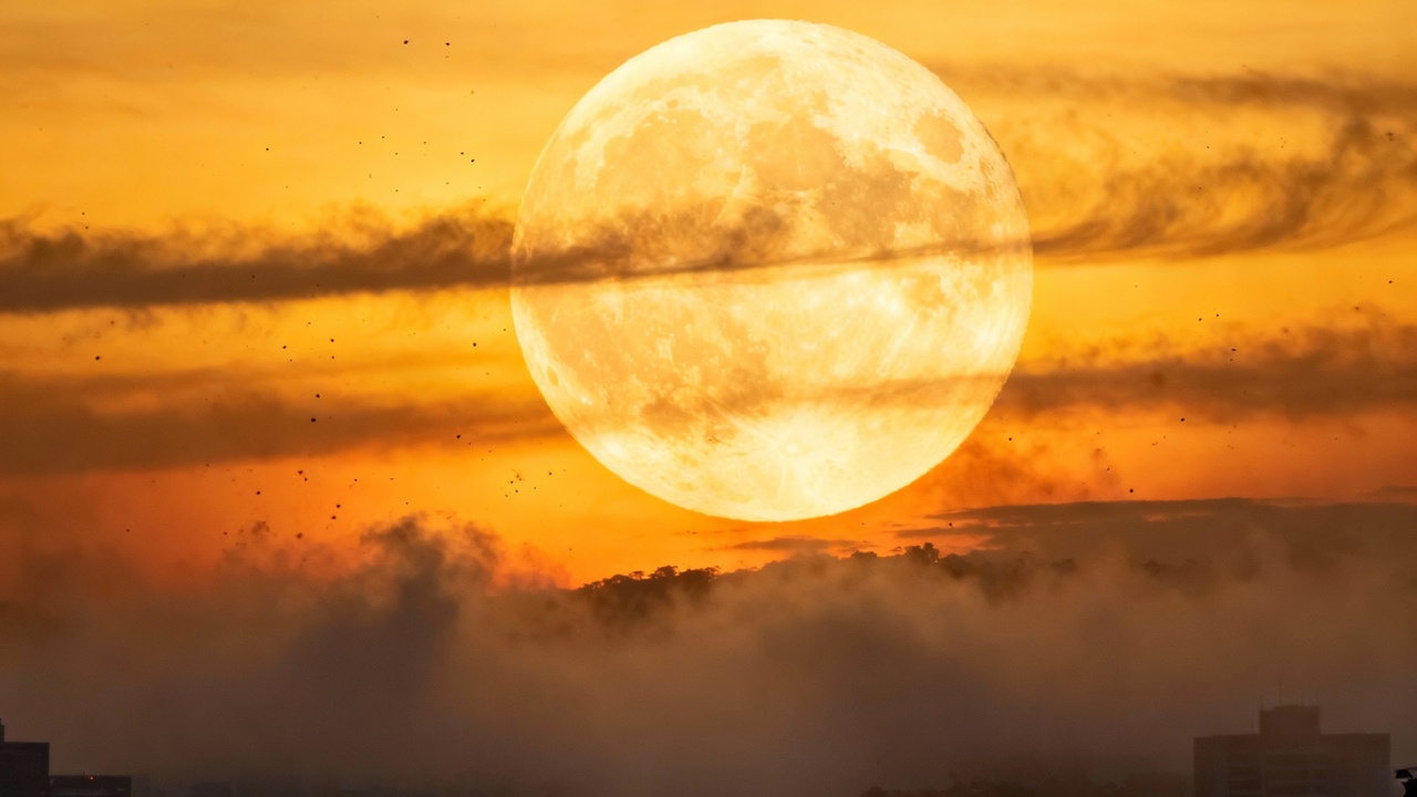 O fenômeno que faz a lua parecer mudar de cor a cada estação e transformar a paisagem