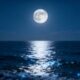 O fenômeno que faz o mar parecer prateado nas noites de lua cheia e cria um brilho quase mágico