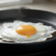 Truque japonês muda a textura do ovo frito