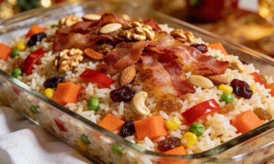 Arroz natalino completo com frutas secas e ingredientes crocantes.