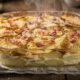 Receita de batata gratinada com parmesão e bacon vira destaque na mesa da família
