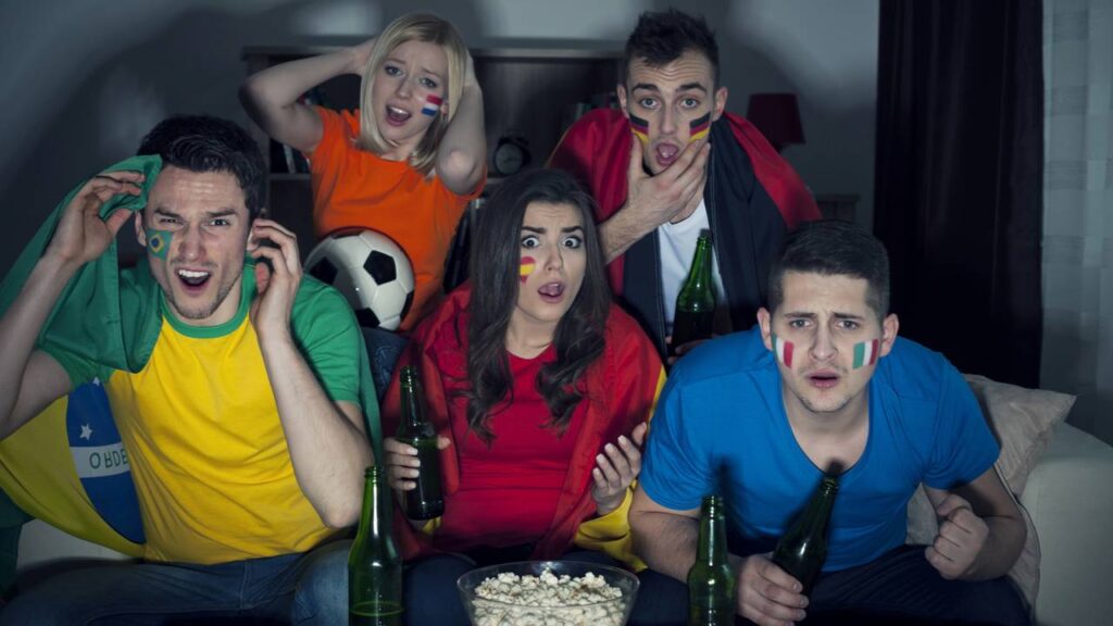 Aquele encontro para assistir futebol não é nada sem uma cervejinha e petiscos - Créditos: depositphotos.com / gpointstudio