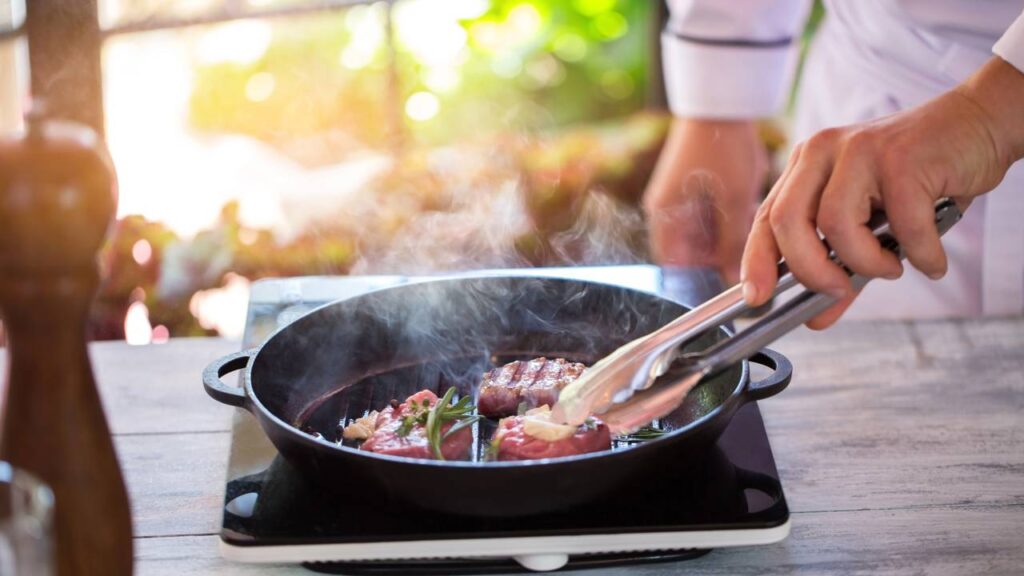 Colocar sal no bife antes de fritar muda completamente o resultado final