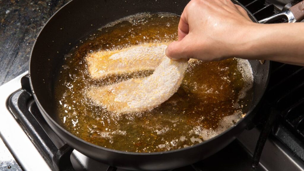 Comer fritura todos os dias pode estar ligada a vários sintomas que você ignora