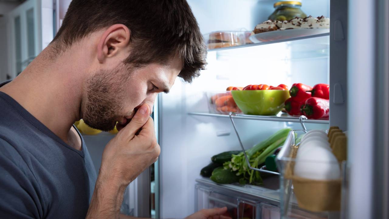 Como eliminar o mau cheiro da geladeira com soluções práticas que funcionam