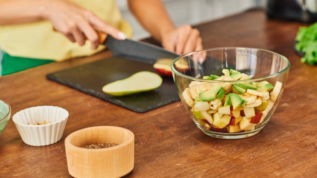 O que acontece na fruta depois de cortar para que ela fique preta tão rapidamente