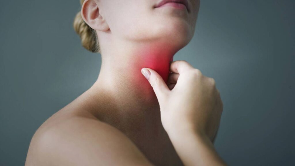 Tosse seca e garganta coçando podem indicar algo simples e entender os sinais ajuda a evitar preocupações desnecessárias