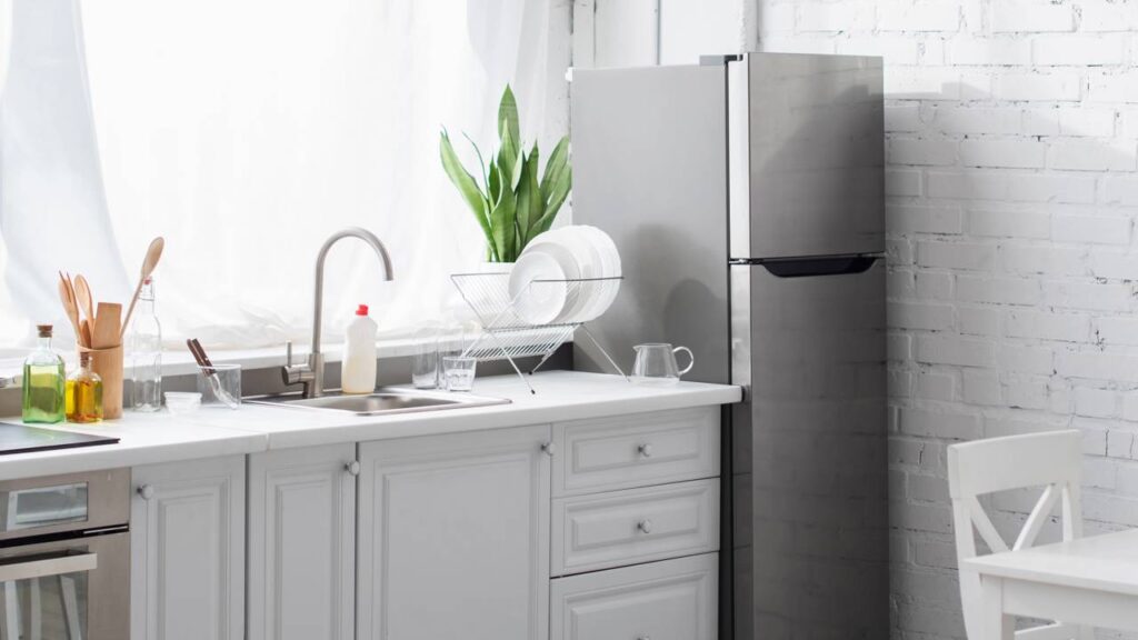 A geladeira está lá quietinha o dia todo, até a noite chegar... - Créditos: depositphotos.com / HayDmitriy