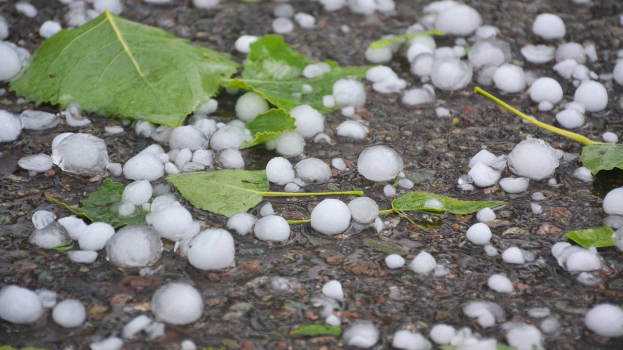 Por que algumas tempestades vêm acompanhadas de granizo e deixam o céu com aquele clima tenso de mudança