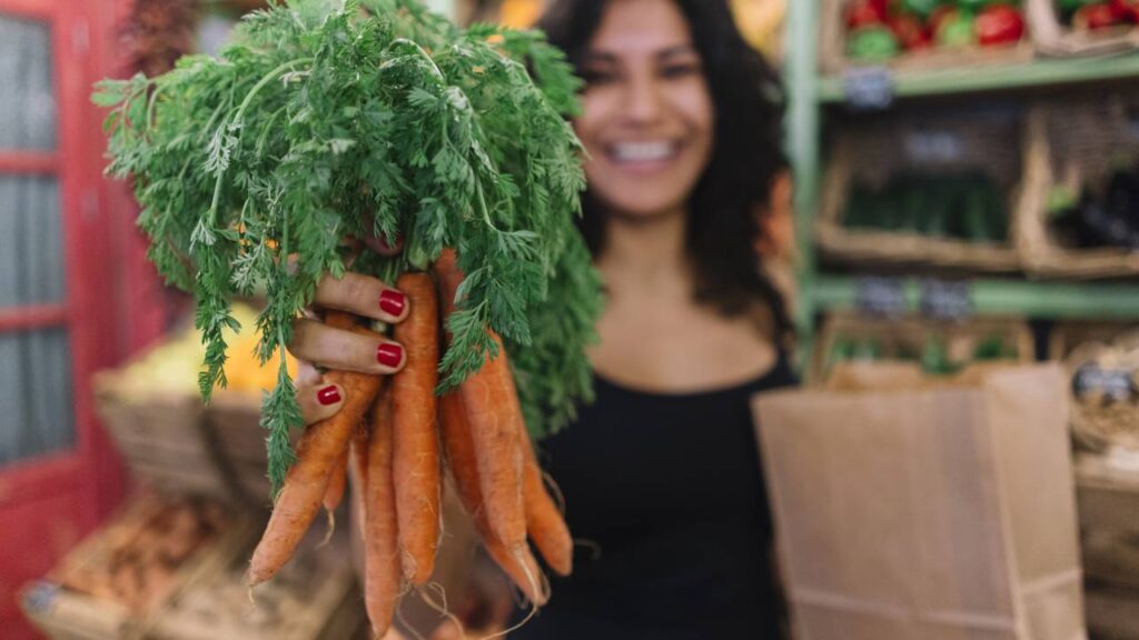 Guardar cenouras do jeito certo evita que elas murchem rápido na geladeira
