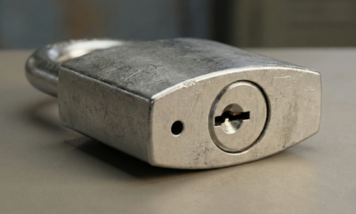 O que significa o furinho que fica debaixo do cadeado