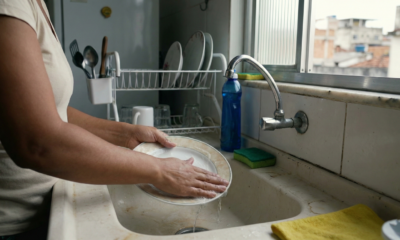 Conversar consigo mesma enquanto faz as tarefas domésticas é mais comum do que parece