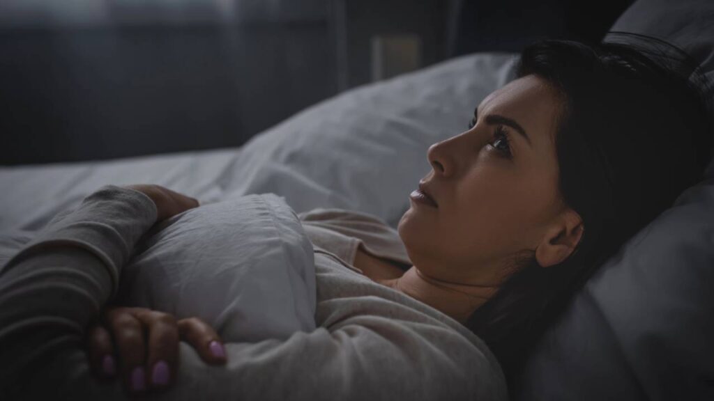 Por que lembramos de momentos constrangedores antes de dormir, segundo a psicologia