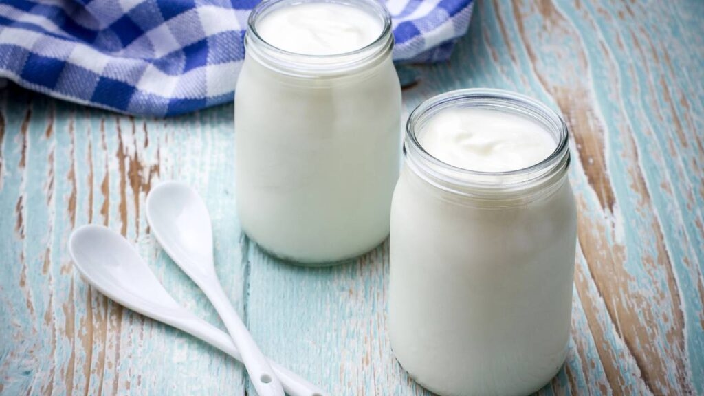 O motivo de o iogurte ser chamado de alimento vivo intriga muita gente