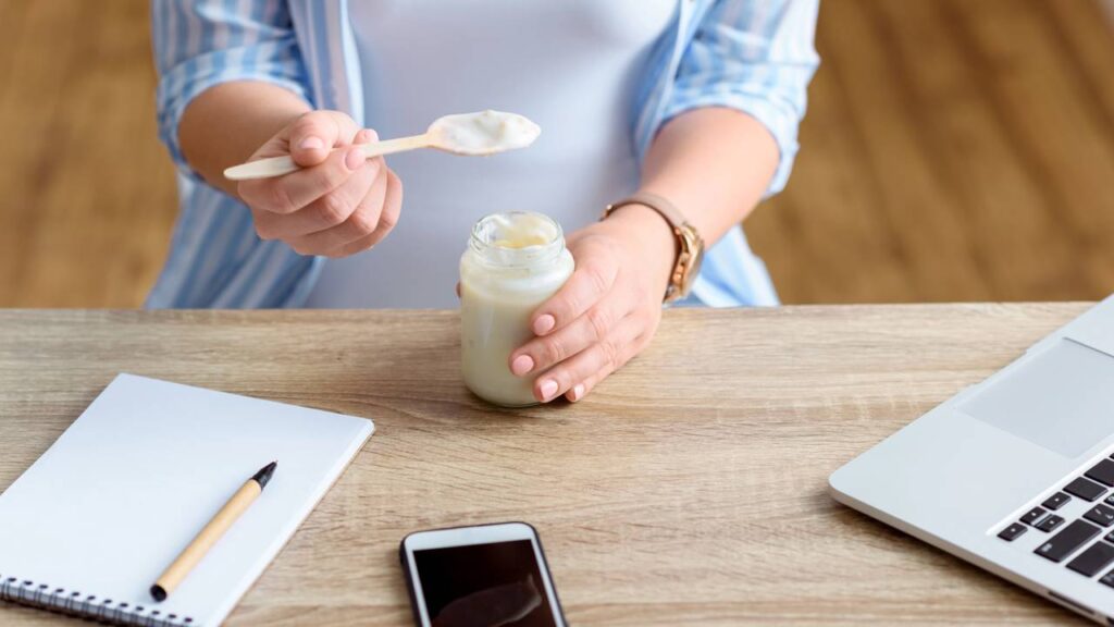 Esse detalhe simples faz o iogurte durar mais dias na geladeira
