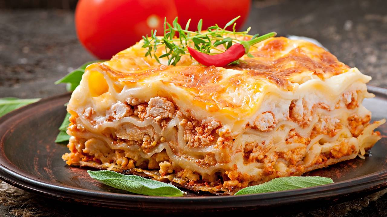 Essa lasanha à bolonhesa tem um molho branco tão cremoso que derrete na boca